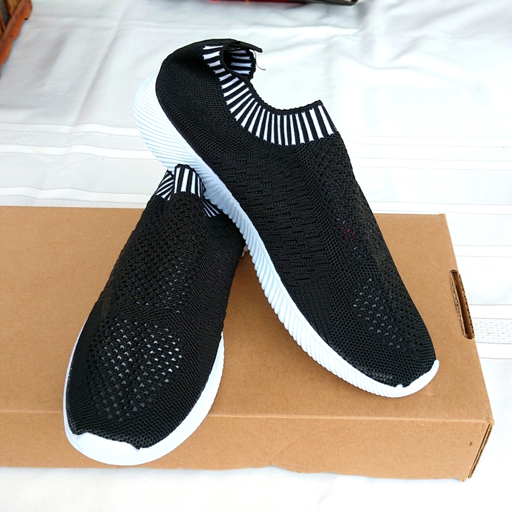 >Women's Slip On Comfort Sneakers< Black/White Size 40